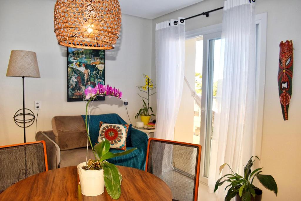 un soggiorno con tavolo e sedie di Apartamento da Júlio a São Francisco de Paula