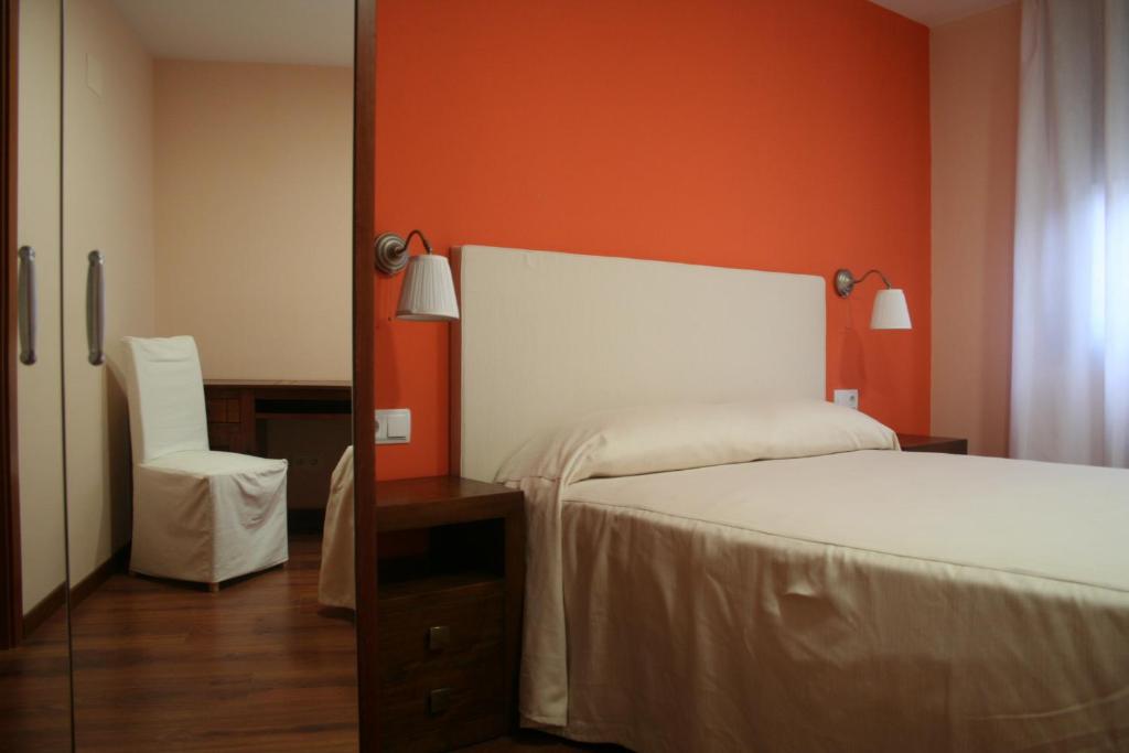 Säng eller sängar i ett rum på Apartaments Tarrega Lagranja