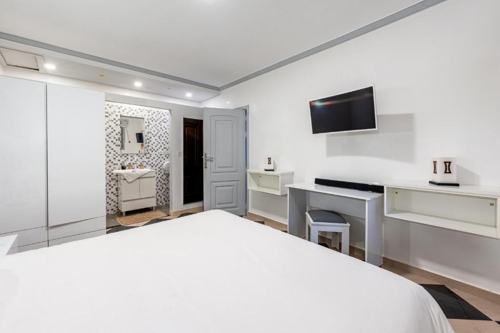 TV a/nebo společenská místnost v ubytování Riad Ushuaia La Villa - Centre Marrakech
