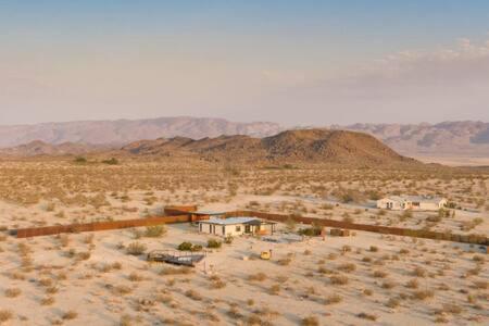 Nuotrauka iš apgyvendinimo įstaigos Joshua Tree Heated Pool & Spa I Vibes- JT Improper mieste Sunfair Heights galerijos