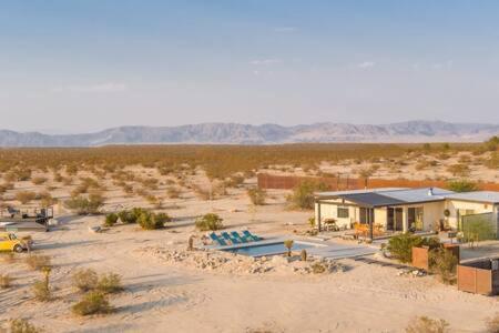 Nuotrauka iš apgyvendinimo įstaigos Joshua Tree Heated Pool & Spa I Vibes- JT Improper mieste Sunfair Heights galerijos