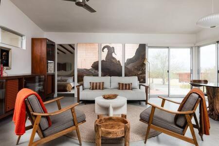 Nuotrauka iš apgyvendinimo įstaigos Joshua Tree Heated Pool & Spa I Vibes- JT Improper mieste Sunfair Heights galerijos