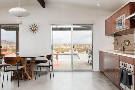 Nuotrauka iš apgyvendinimo įstaigos Joshua Tree Heated Pool & Spa I Vibes- JT Improper mieste Sunfair Heights galerijos