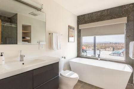 Nuotrauka iš apgyvendinimo įstaigos Joshua Tree Heated Pool & Spa I Vibes- JT Improper mieste Sunfair Heights galerijos