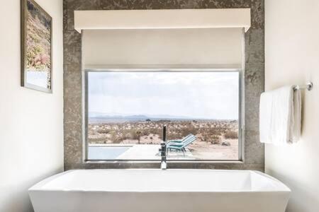 Nuotrauka iš apgyvendinimo įstaigos Joshua Tree Heated Pool & Spa I Vibes- JT Improper mieste Sunfair Heights galerijos
