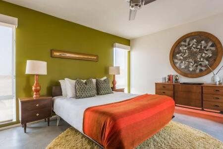 Nuotrauka iš apgyvendinimo įstaigos Joshua Tree Heated Pool & Spa I Vibes- JT Improper mieste Sunfair Heights galerijos