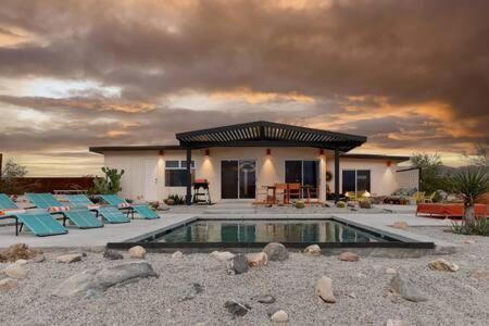 Nuotrauka iš apgyvendinimo įstaigos Joshua Tree Heated Pool & Spa I Vibes- JT Improper mieste Sunfair Heights galerijos