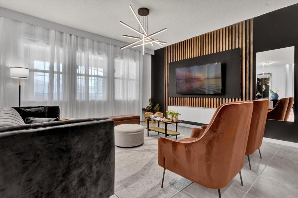 5 Bedrooms- 5 Bathrooms- Solterra 7622 OL