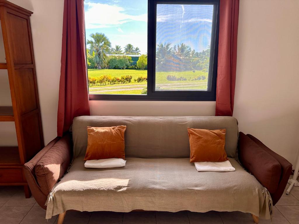 Posezení v ubytování Maison TuiMatai, plage blanc privé vue sur Tahiti