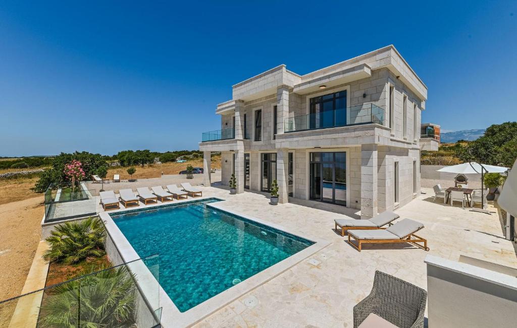Πισίνα στο ή κοντά στο 5 Bedroom Stunning Home In Novalja