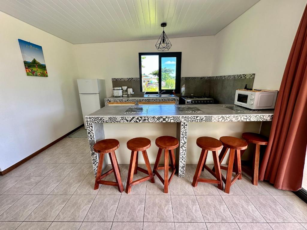 Kuchyň nebo kuchyňský kout v ubytování Maison TuiMatai, plage blanc privé vue sur Tahiti