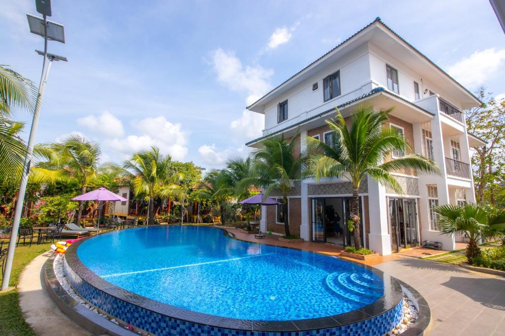 Bazén v ubytování Hung Vuong Resort nebo v jeho okolí