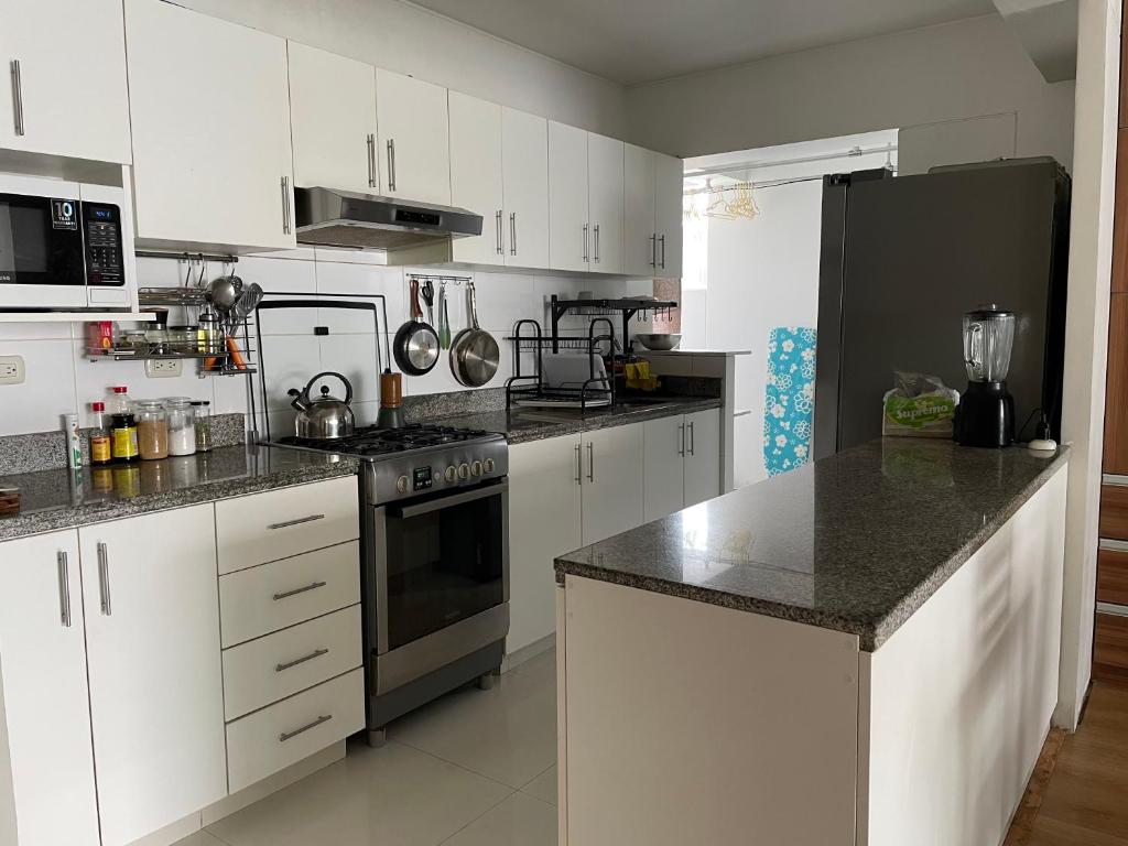 Kuchyň nebo kuchyňský kout v ubytování Departamento Compartido San Isidro