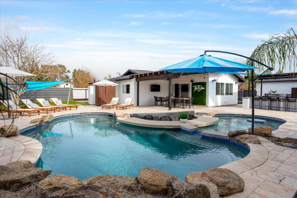 una piscina con patio e una casa di The Olive a Phoenix