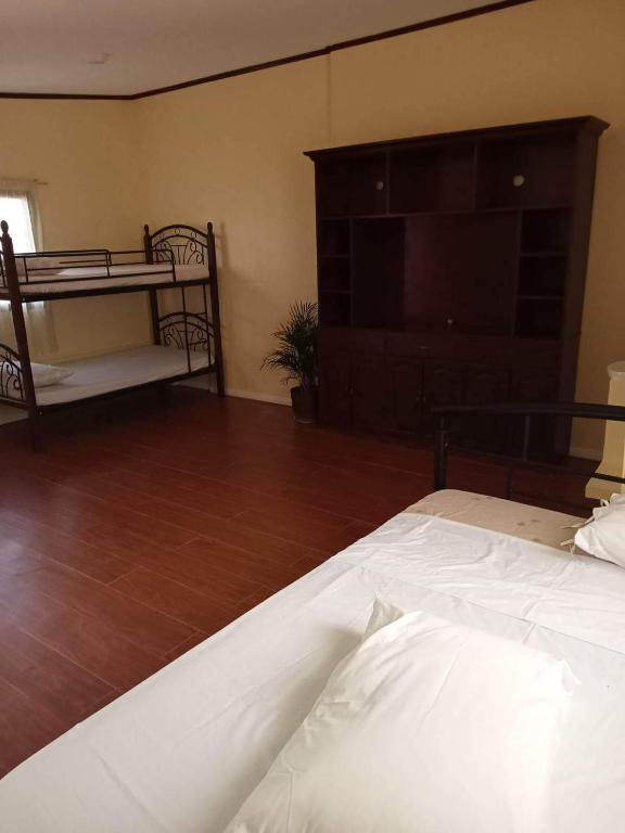 1 dormitorio con 1 cama y TV de pantalla plana en Villa Ceferina, en Tagbilaran City