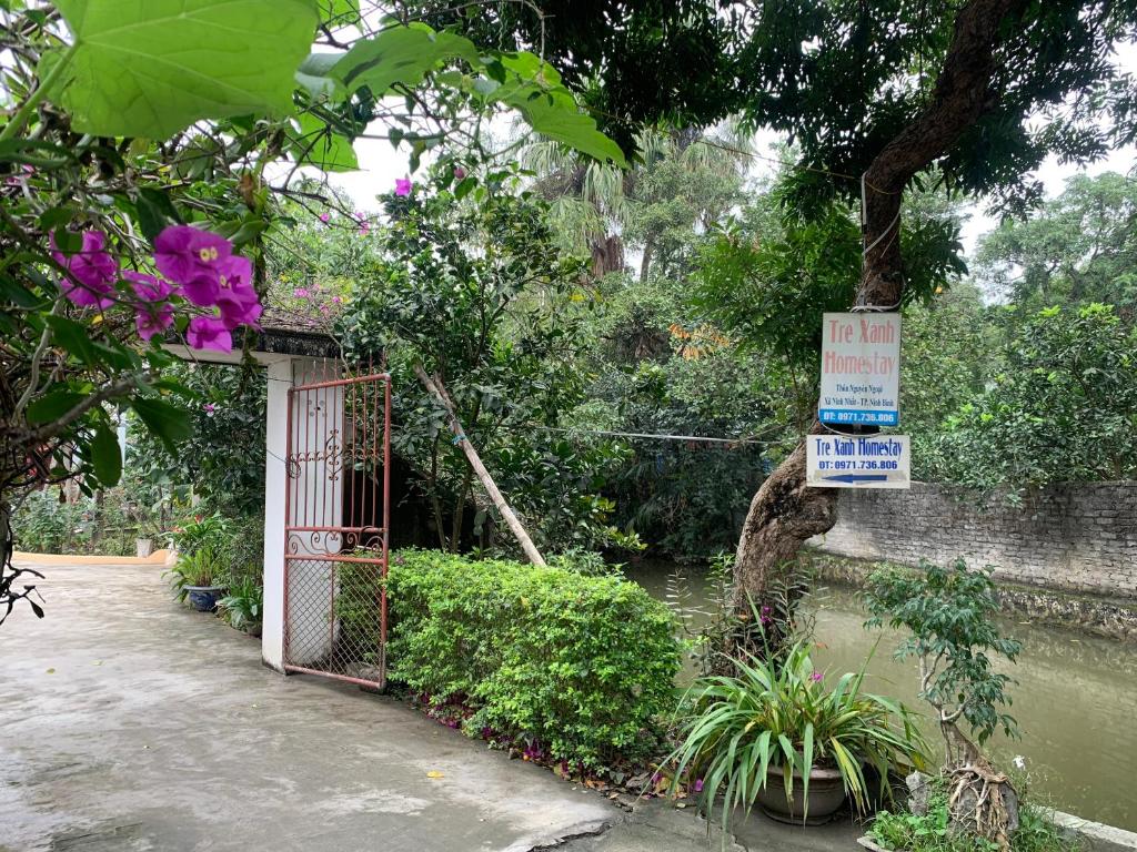 una señal frente a un edificio con una puerta en Tre Xanh Homestay en Ninh Binh