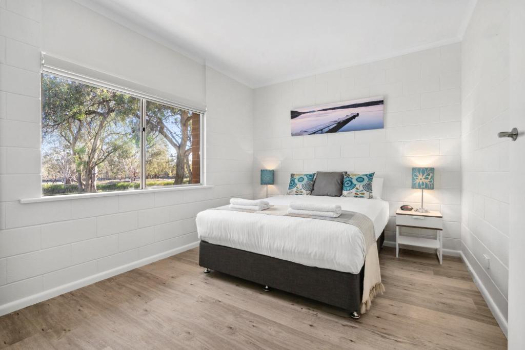 Riversands Rest Accommodation Paringa - Coobah Cottage房間的床