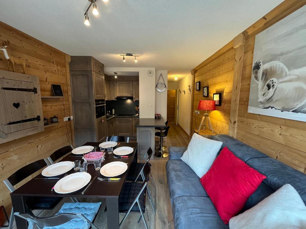 un salon avec un canapé et une table dans l'établissement Appartement Centre Les Gets - Balcon & Proche Remontées - 5/6 Couchages - FR-1-623-175, aux Gets