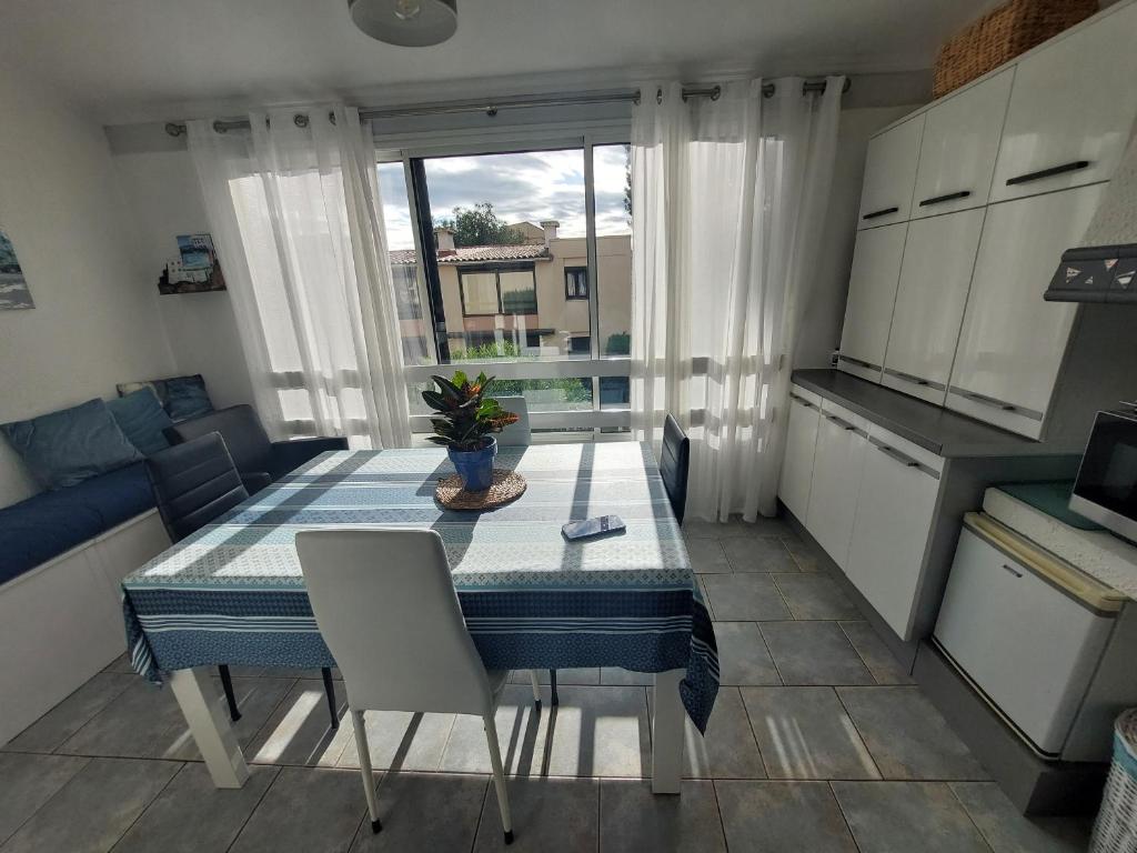 Photo de la galerie de l'établissement Appartement climatisé 2 pièces, piscine, parking privé, à 500m de la plage - FR-1-776-2, à Argelès-sur-Mer