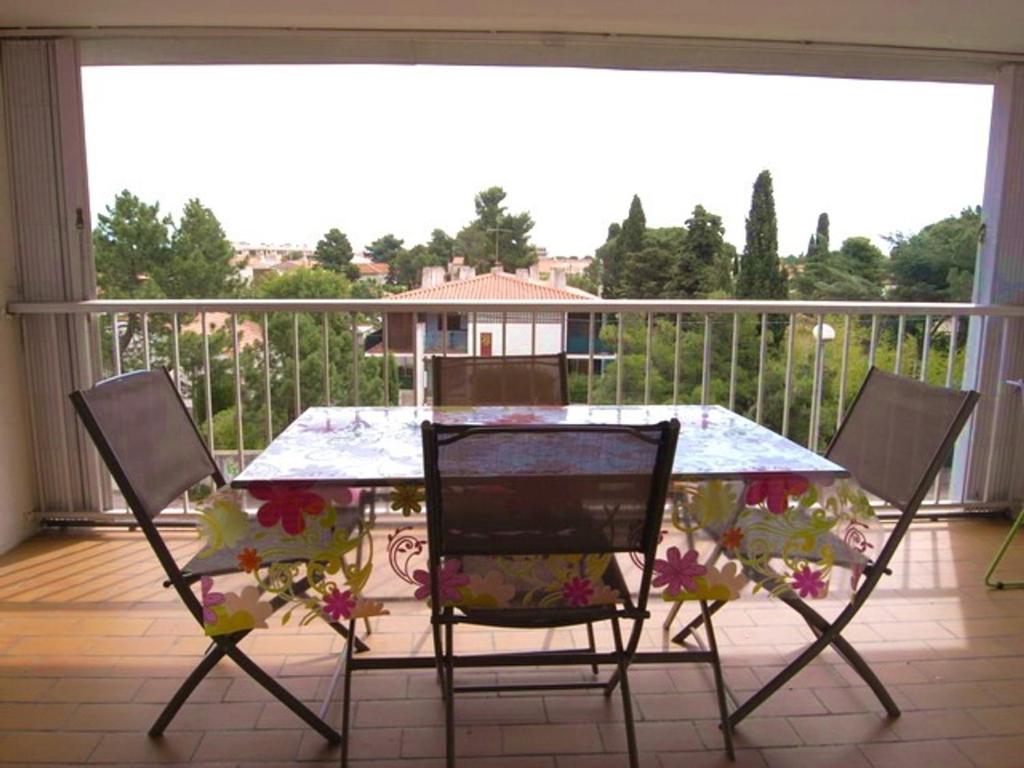 d'une table et de quatre chaises sur un balcon avec vue. dans l'établissement Appartement Argelès-sur-Mer, 2 pièces, 4 personnes - FR-1-776-18, à Argelès-sur-Mer