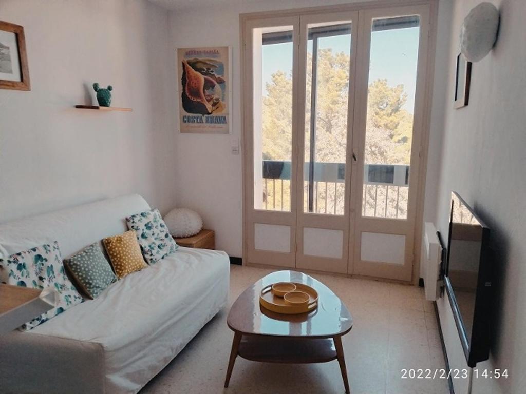 un salon avec un canapé et une table dans l'établissement Appartement cosy 2P à 200m de la plage avec parking - 4 pers, Argelès-sur-Mer - FR-1-776-28, à Argelès-sur-Mer