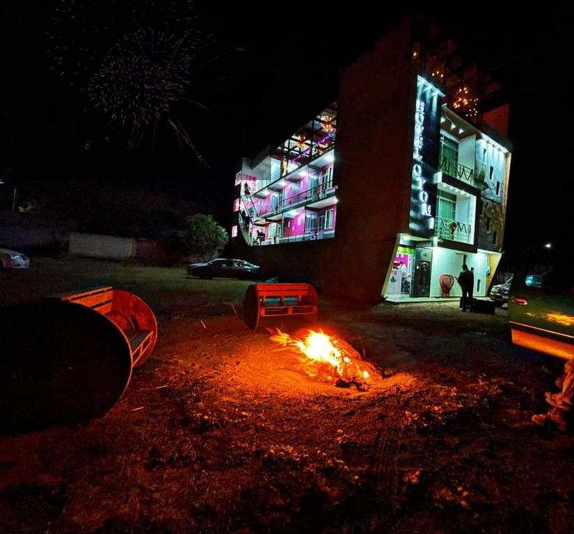 a fire in front of a building at night at HOTEL OTOMI in Otumba de Gómez Farías