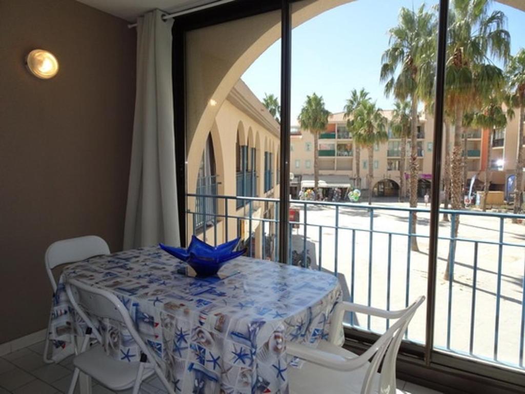 une table de salle à manger avec vue sur un balcon dans l'établissement Studio Climatisé Port Argelès: 3 Pers, Loggia, Parking, Plage & Commerces à Proximité - FR-1-776-62, à Argelès-sur-Mer