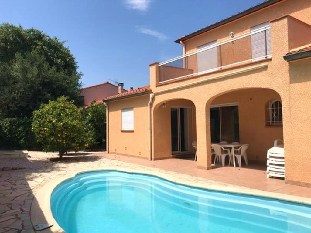 een villa met een zwembad voor een huis bij Villa Argelès-sur-Mer, 4 pièces, 6 personnes - FR-1-776-67 in Argelès-sur-Mer