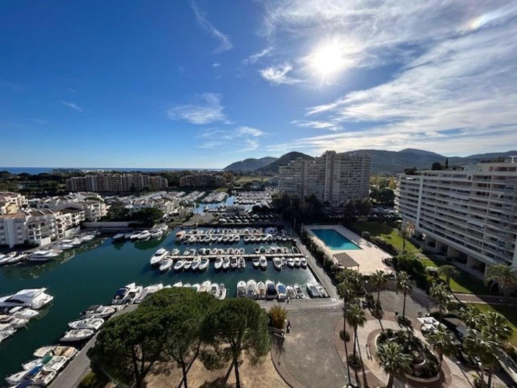 une vue aérienne d'une marina avec des bateaux dans l'eau dans l'établissement Studio avec piscine, balcon, parking à Mandelieu-la-Napoule - FR-1-609-92, à Mandelieu-la-Napoule