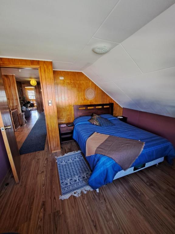 una camera con un letto di hospedaje a Puerto Varas