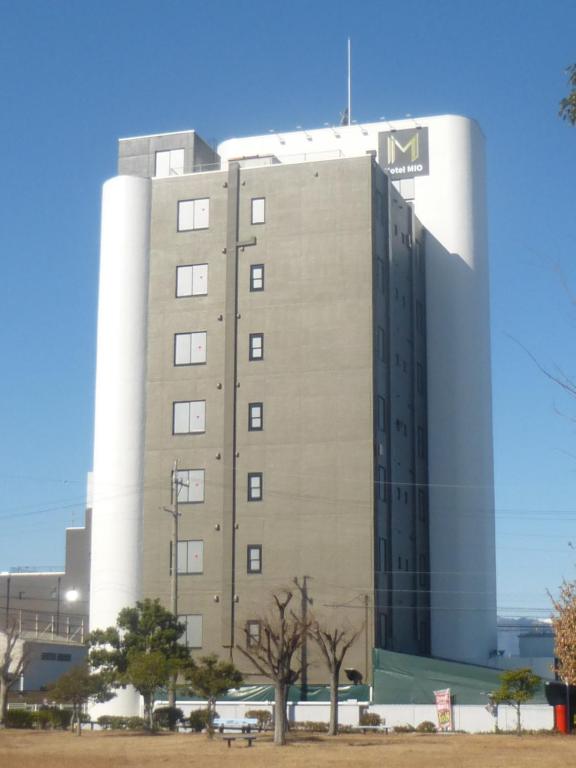 un edificio con un cartel en el costado en Hotel Mio City (Adult Only), en Yokkaichi