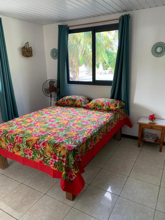 A bed or beds in a room at KoriKori House Fakarava