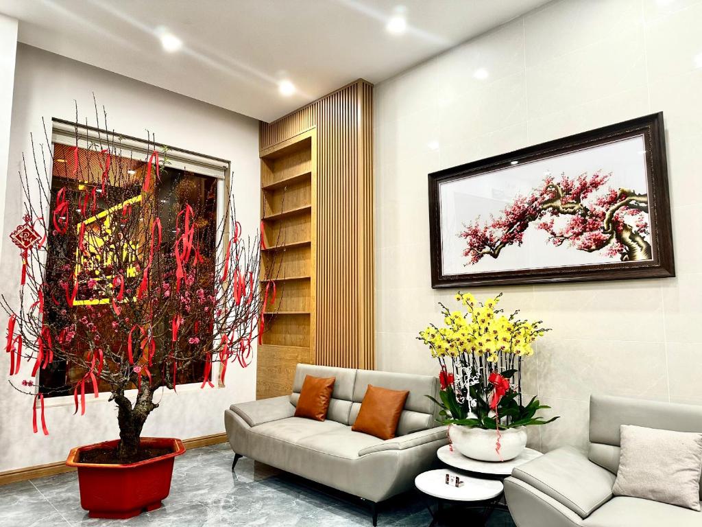 salon z 2 kanapami i obrazem w obiekcie HOANG LINH PHAT HOTEL w mieście Da Lat