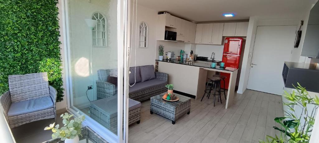 a kitchen and a living room in a tiny house at Vive Alto Reñaca in Viña del Mar