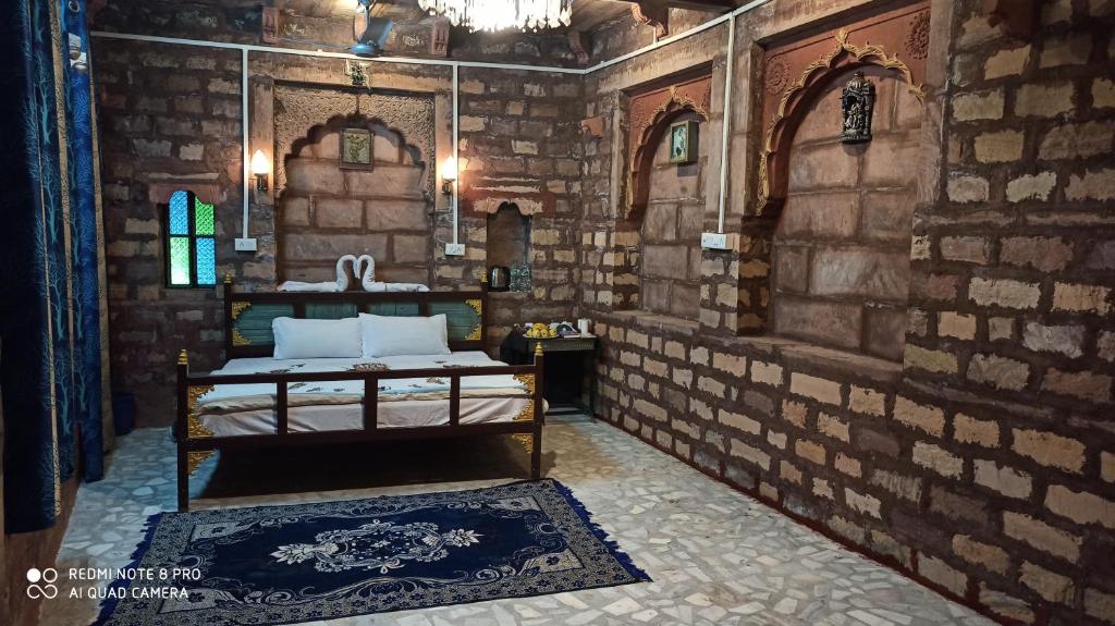 1 dormitorio con 1 cama en una pared de ladrillo en Shangri-La The Heritage Haveli en Jodhpur
