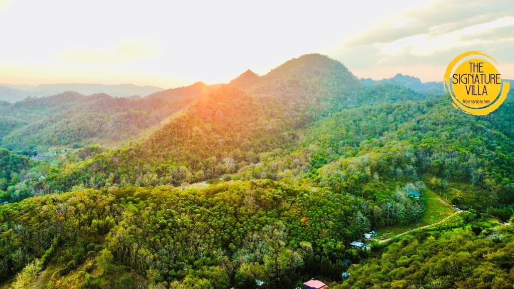 una vista aérea de un valle de montaña con árboles en The Signature Valley Khao-yai Campus, en Klang Dong