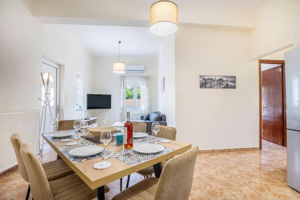- une salle à manger et un salon avec une table et des chaises dans l'établissement K_Kostas Apartment, à Daratso