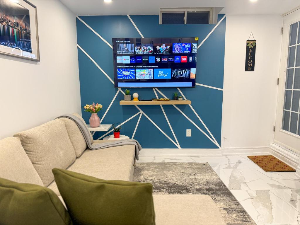 TV a/nebo společenská místnost v ubytování The Khan Villa