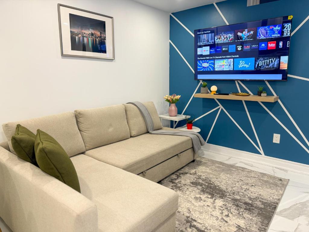 TV a/nebo společenská místnost v ubytování The Khan Villa