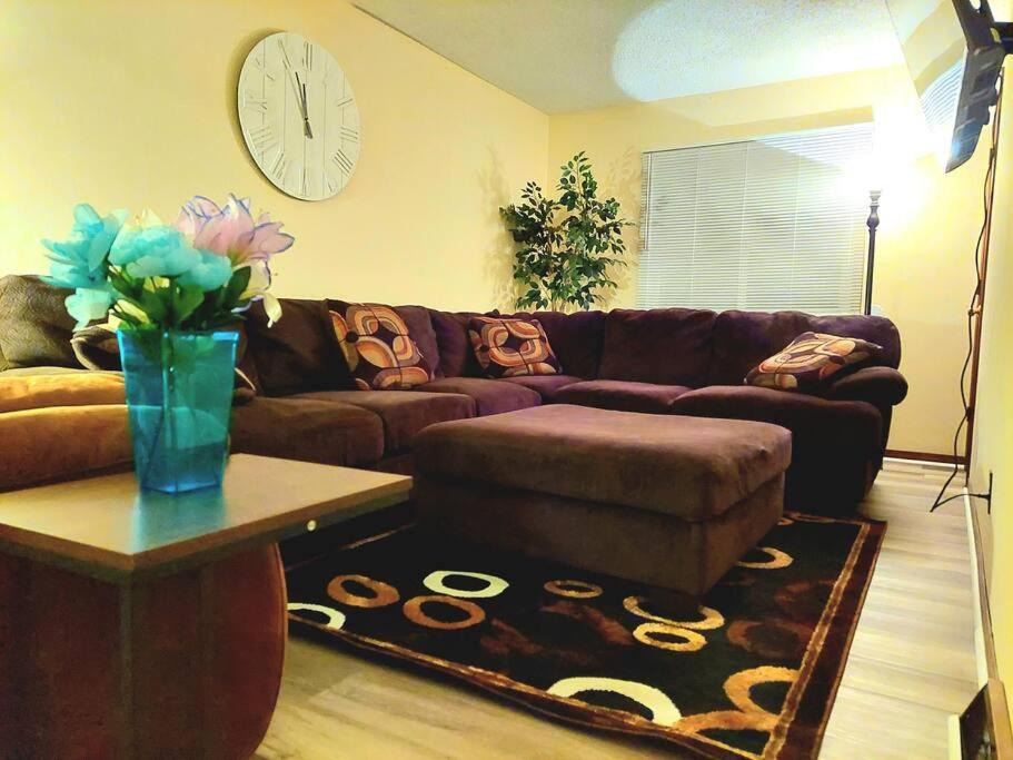 un soggiorno con divano e vaso di fiori di ~Como's Finest ~A Home Away From Home ~Sleeps 10 ~ a Columbia