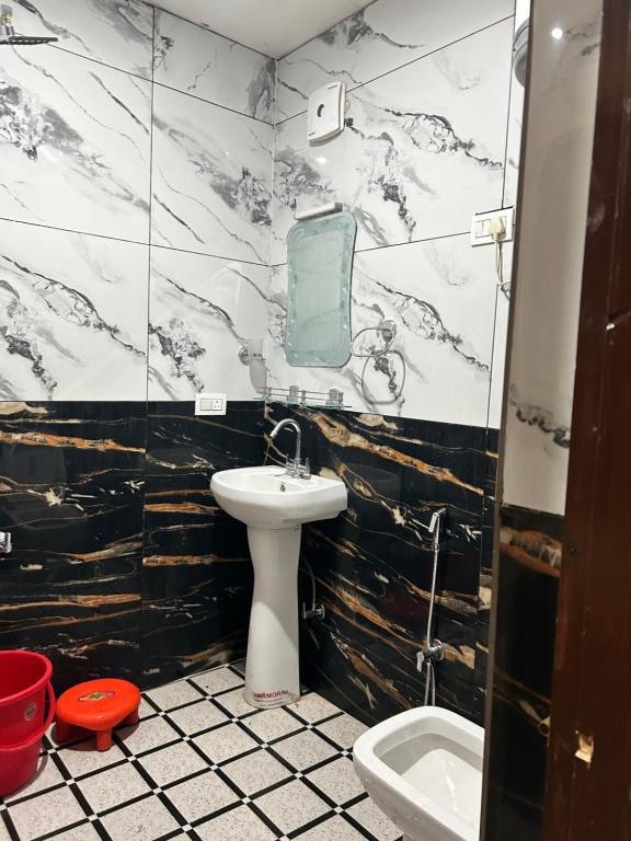 uma casa de banho com um lavatório e um WC em Tripzigo hotel em Srinagar