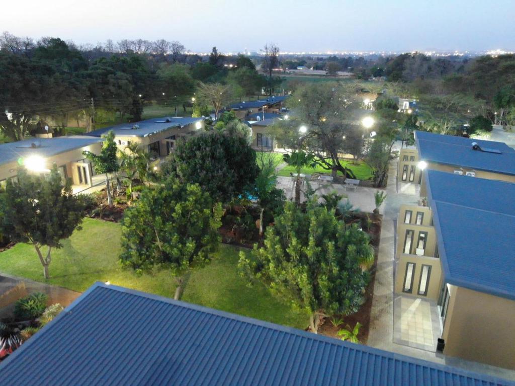 una vista aérea de un campus con edificios y árboles en Manor Hills Guest Lodge, en Rustenburg