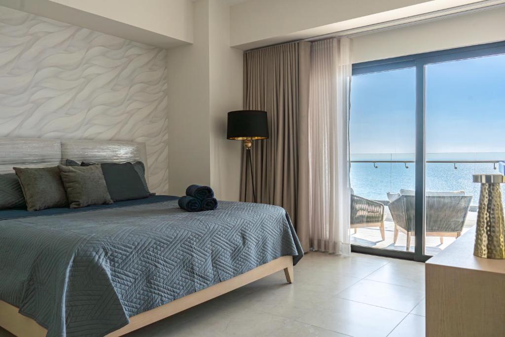 - une chambre avec un lit et une vue sur l'océan dans l'établissement Condominio de Lujo frente al Mar en el Malecón - Al804, à Mazatlán
