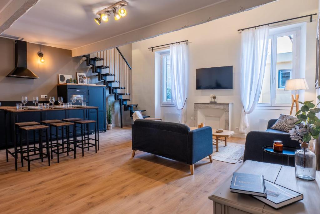 un salon avec un canapé et une table dans l'établissement RARE ! Stylish duplex in the heart of Cannes, à Cannes