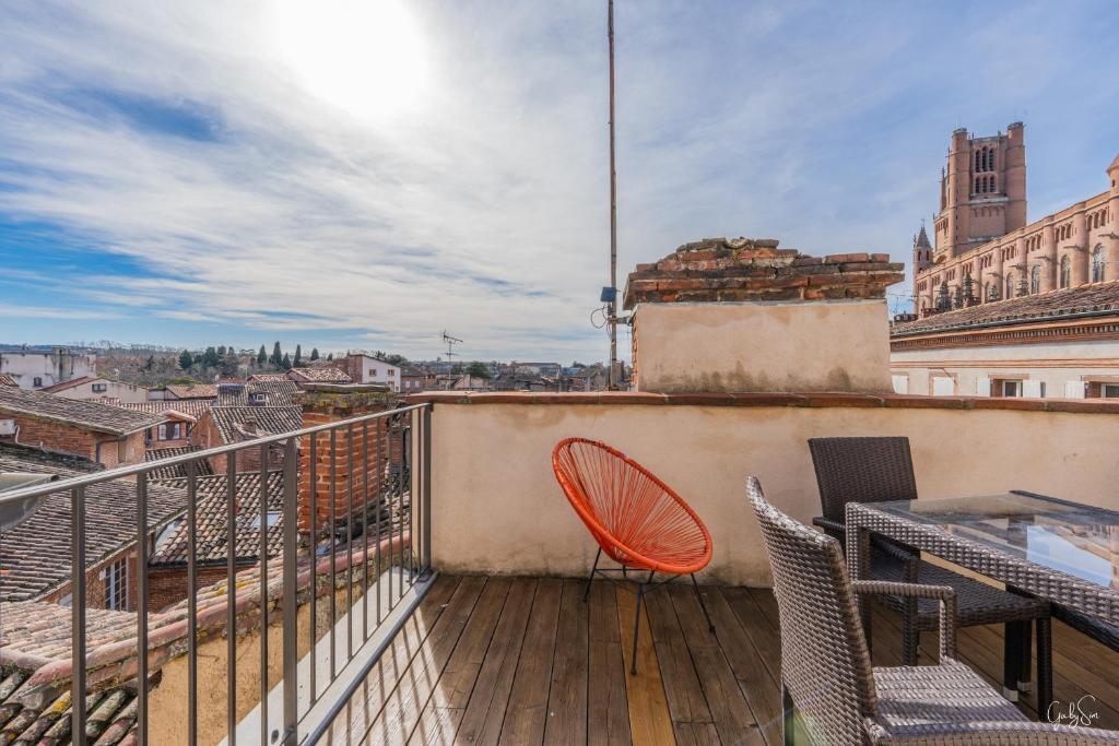 a balcony with a table and chairs and a view at Le Piale - Terrasse - Emplacement idéal in Albi