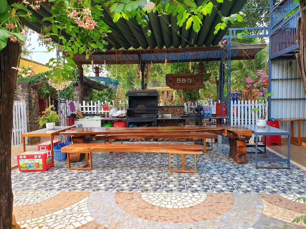 Chi LăngにあるBoss cà phê & Homestayの庭のピクニックテーブルとグリル