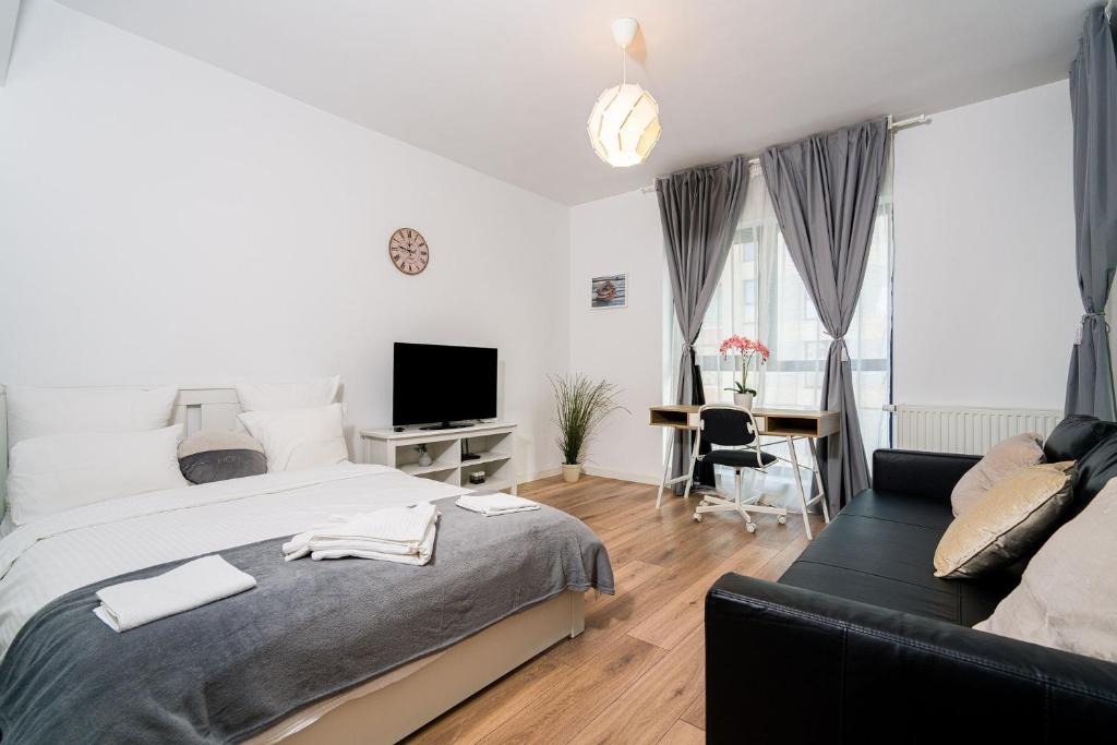 - une chambre avec un lit et un canapé dans l'établissement 21 Residence Studio, à Bucarest