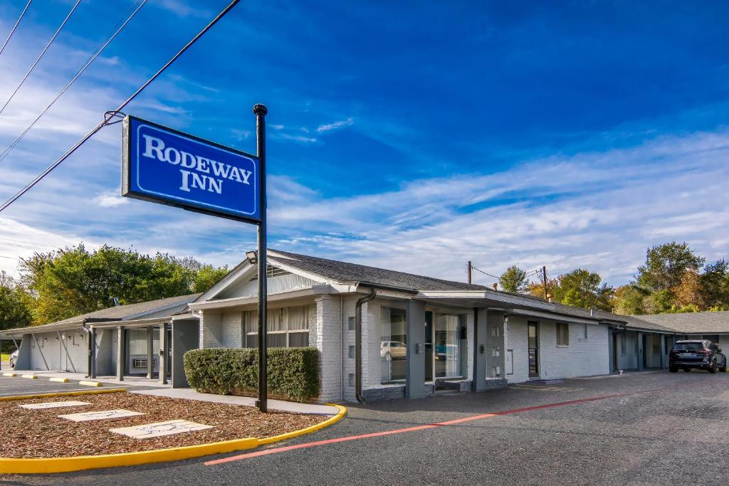 een hotelbord voor een gebouw bij Rodeway Inn in Palestine
