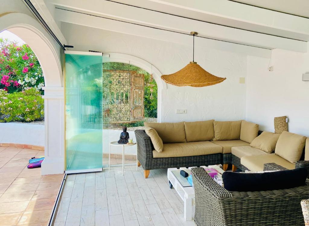 Posezení v ubytování Jávea Villa entière piscine et cuisine d'été à pinosol