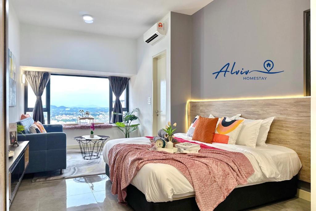 una camera con un grande letto e un cartello blu sul muro di NEW! [Romantic Honeymoon] Imperio Studio Bathtub/4 pax/Game/MelakaRaya a Malacca
